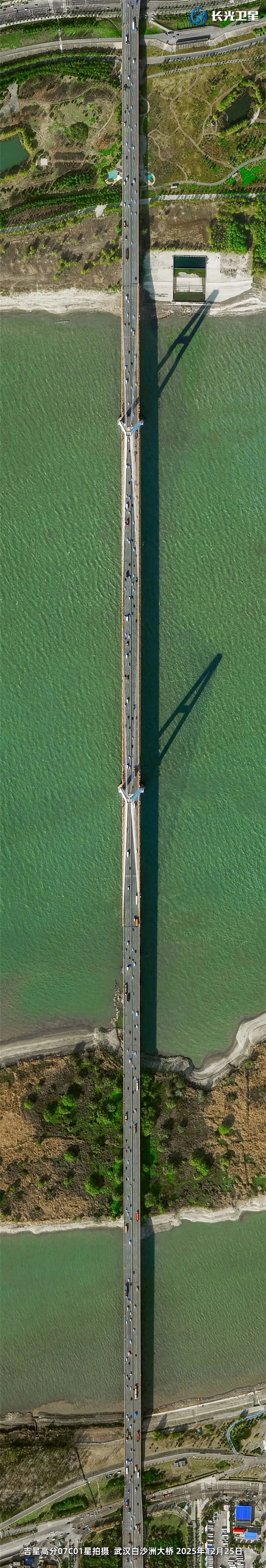 卫星俯瞰武汉:冬日光影中的江城