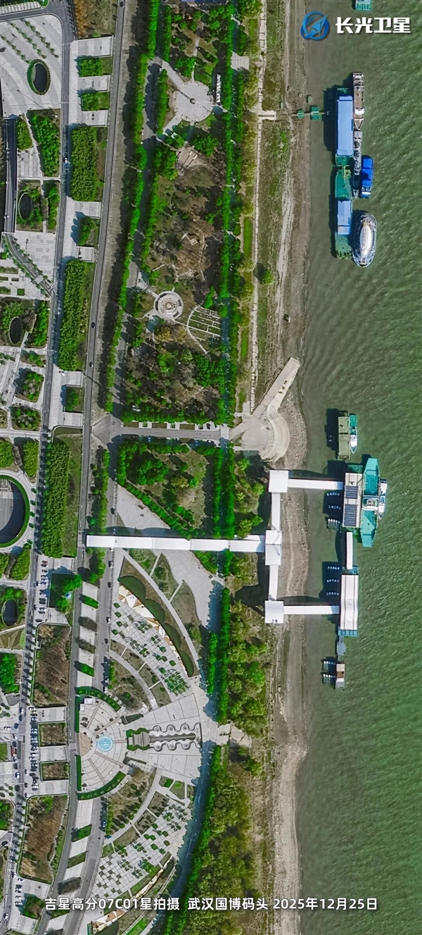 卫星俯瞰武汉:冬日光影中的江城
