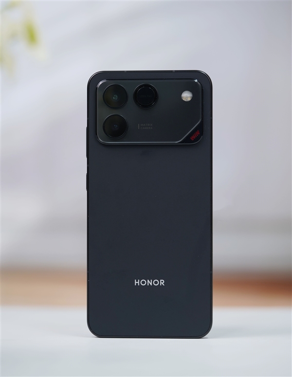 10000mAh巨无霸电池仅2599元起！荣耀WIN RT图赏