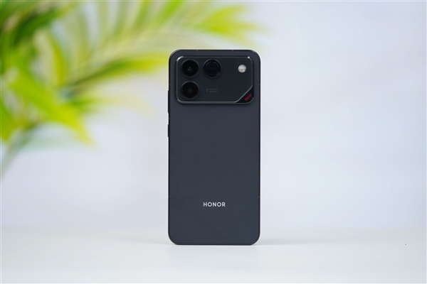 10000mAh巨无霸电池仅2599元起！荣耀WIN RT图赏