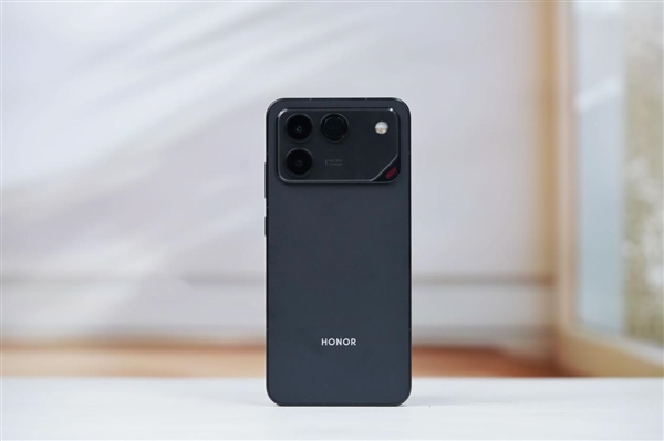 10000mAh巨无霸电池仅2599元起！荣耀WIN RT图赏