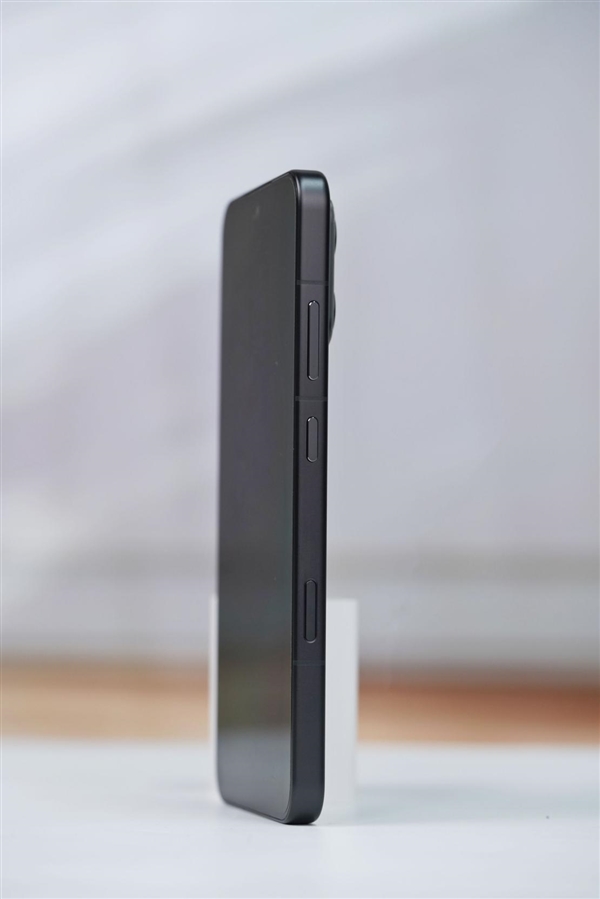 10000mAh巨无霸电池仅2599元起！荣耀WIN RT图赏