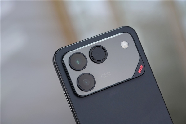 10000mAh巨无霸电池仅2599元起！荣耀WIN RT图赏