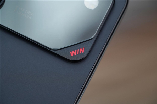 10000mAh巨无霸电池仅2599元起！荣耀WIN RT图赏