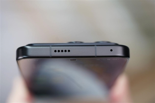 10000mAh巨无霸电池仅2599元起！荣耀WIN RT图赏