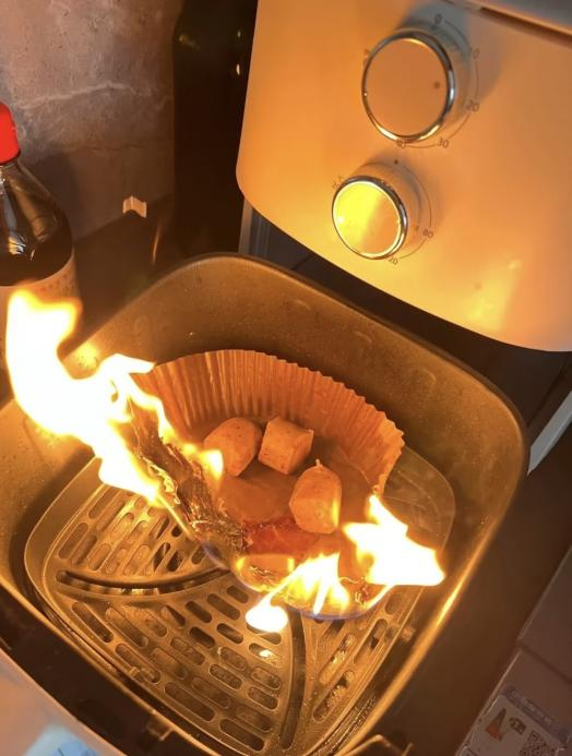 油纸别乱买!女子空气炸锅垫纸烤肠直接起火