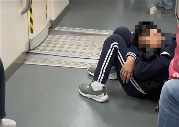 广州小孩哥坐地铁上学睡过23个站：横跨五个区睡到机场