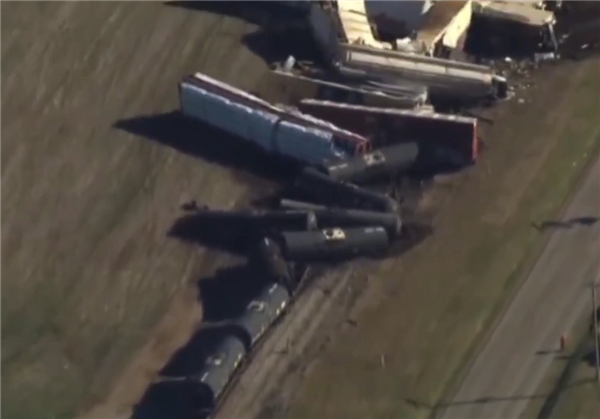 31节车厢跌落 美国再现火车脱轨事件:含毒化学品泄露