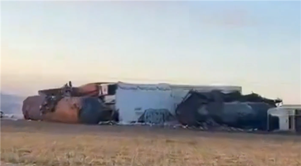 31节车厢跌落 美国再现火车脱轨事件:含毒化学品泄露