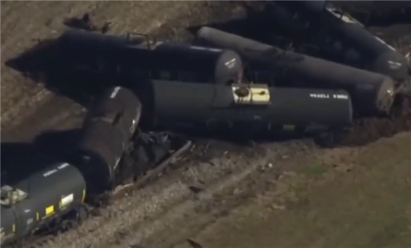 31节车厢跌落 美国再现火车脱轨事件:含毒化学品泄露