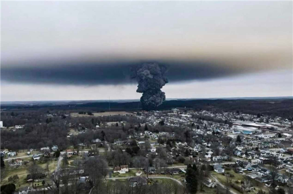 31节车厢跌落 美国再现火车脱轨事件:含毒化学品泄露