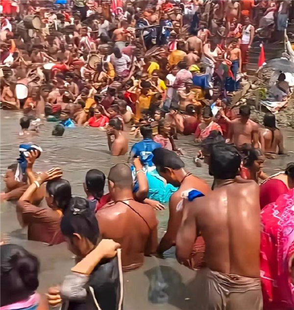 日本游客脱外衣欲下恒河被印度人怒斥引热议：不尊重当地文化