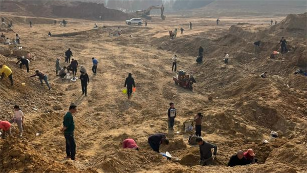 湖北宜昌多人在工地挖玛瑙 街道办：石头价值不高