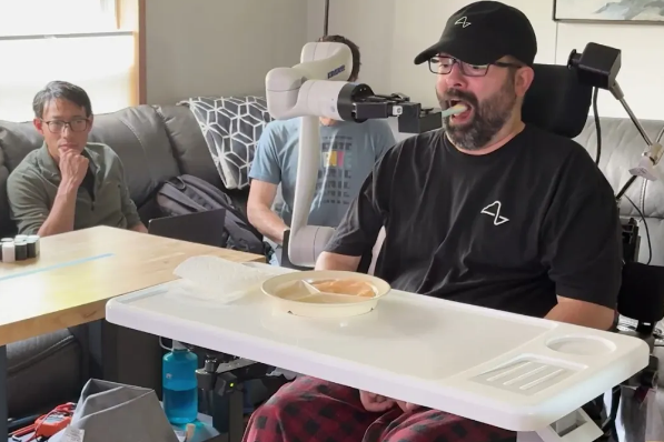 马斯克：Neuralink将大规模生产脑机接口设备 转向近完全自动化手术