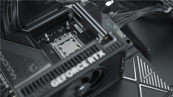 锐龙7 9800X3D创纪录超频7335MHz:主板竟然来自七彩虹