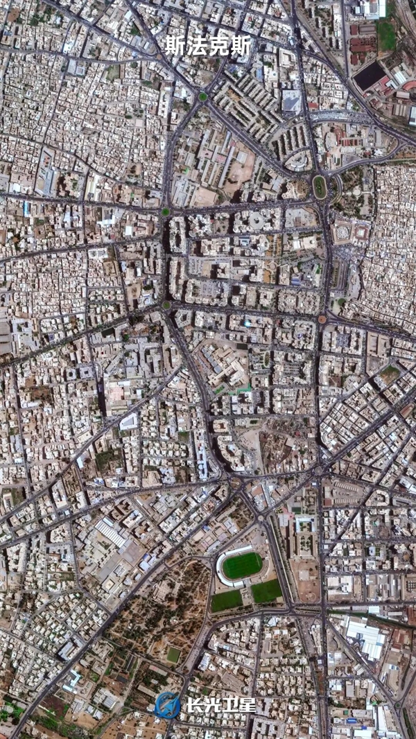 在地中海岸 有个奇特的“水泥色之城”：看不到一棵树！