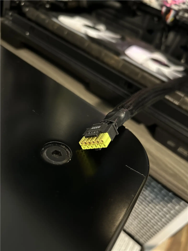 RTX 5090改装上到1350W差点烧毁！华擎温度传感器成功救命