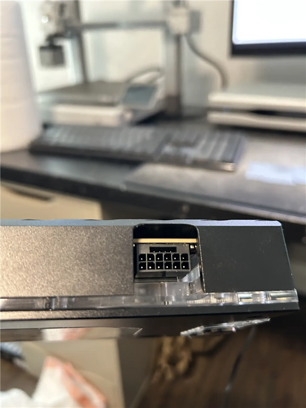 RTX 5090改装上到1350W差点烧毁！华擎温度传感器成功救命