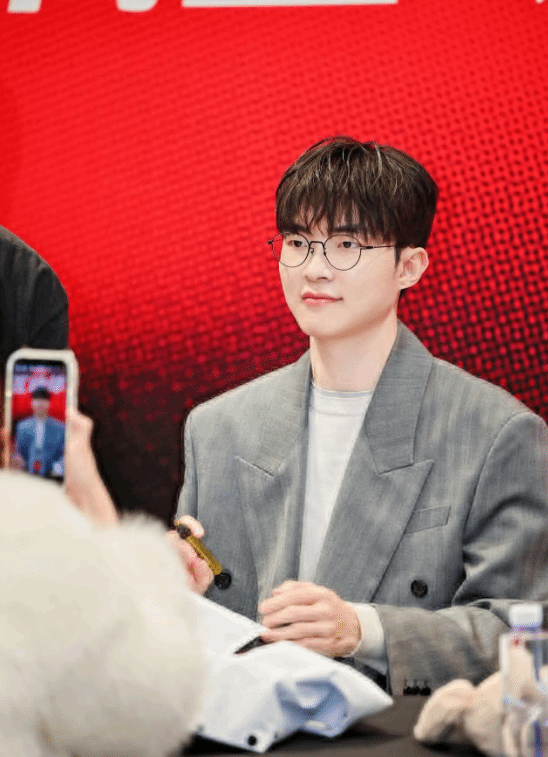 诚意拉满！Faker成都见面会全中文问候 新造型更帅了