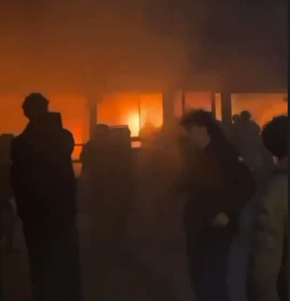 上百人死伤！瑞士酒吧火灾原因初定为烟花棒引燃