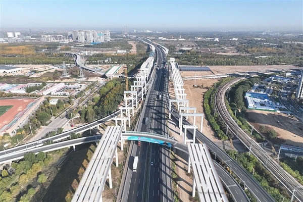 日均可通行15万辆次！全国首个“6改12车道” 高速公路改扩建项目通车