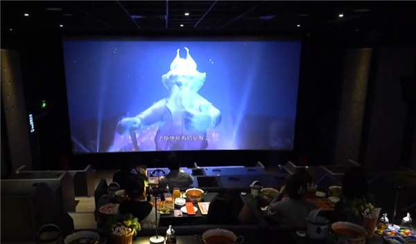 电影院抢饭店生意了！边吃火锅边看电影已成真：年轻人尤爱