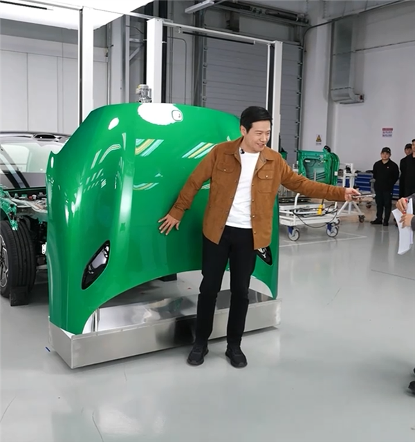 雷军直播现场跟小米YU7机盖比身高：1米83竟不占优势