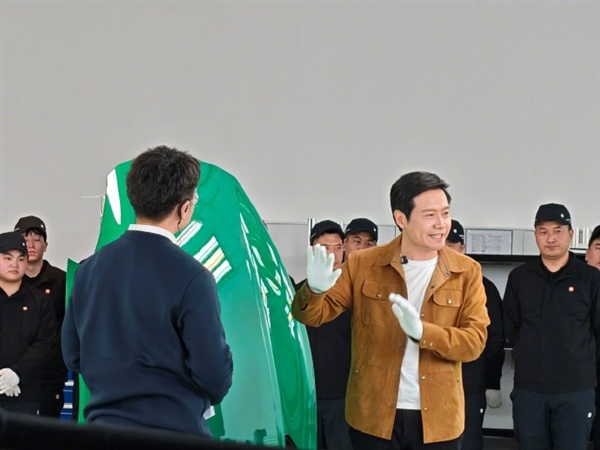 雷军宣布2026年立了3个flag:健身、学会叉车、交付55万辆小米汽车