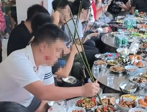 婚礼用半米长筷子吃席 主家回应：当地风俗 寓意为快快生子