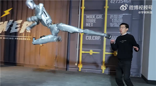 宇树机器人空中回旋踢爆西瓜 网友直言太暴力