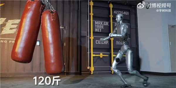 宇树机器人空中回旋踢爆西瓜 网友直言太暴力