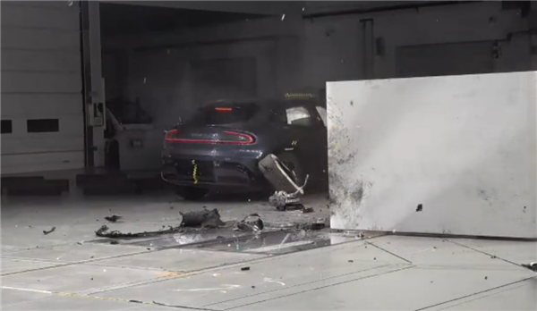 雷军:我以为“丢轮保车”是沃尔沃最早做的 没想到是奔驰