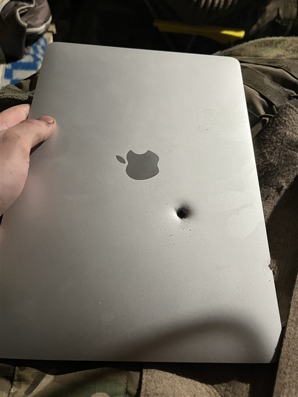 苹果救我一命！乌克兰士兵随身MacBook Air遭炮弹碎片击中还能正常运行