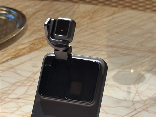 这就是全球首款机器人手机!荣耀ROBOT PHONE惊喜亮相CES