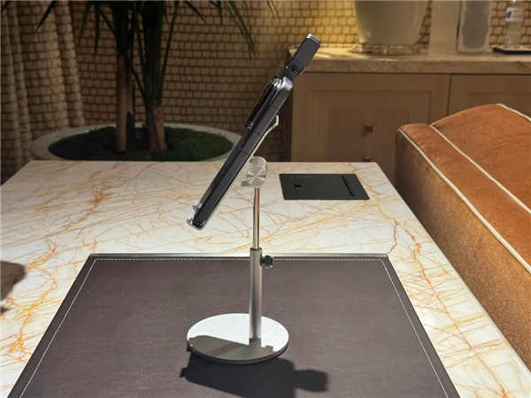 这就是全球首款机器人手机!荣耀ROBOT PHONE惊喜亮相CES