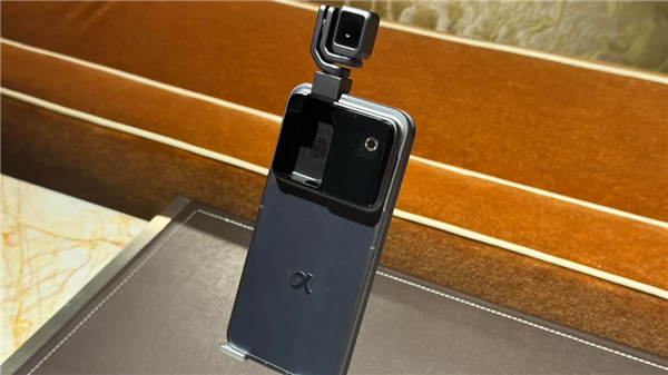 这就是全球首款机器人手机!荣耀ROBOT PHONE惊喜亮相CES