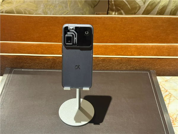 这就是全球首款机器人手机!荣耀ROBOT PHONE惊喜亮相CES