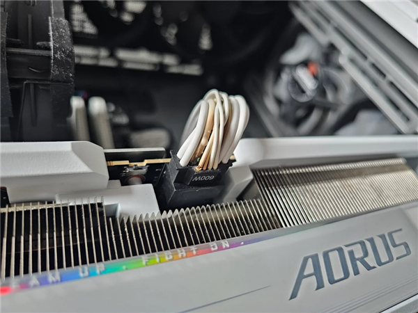 RTX 5090新年第一烧!玩游戏时闻到糊味已心知不妙