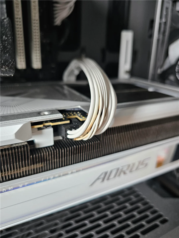 RTX 5090新年第一烧!玩游戏时闻到糊味已心知不妙