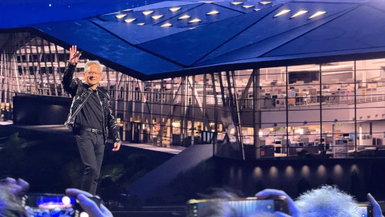 黄仁勋新年第一场演讲提了DeepSeek 推动了整个行业变革