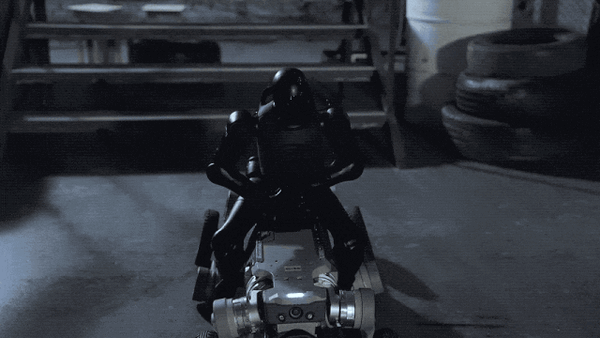 董事长稚晖君发布上纬新材首款机器人！能塞书包还能骑机器狗