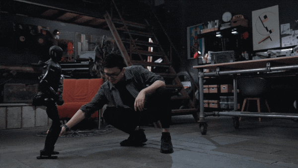 董事长稚晖君发布上纬新材首款机器人！能塞书包还能骑机器狗