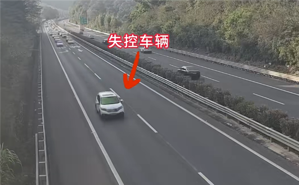 泉南高速一小车定速巡航故障 刹车失灵140km/h狂飙  交警护航250公里才停下