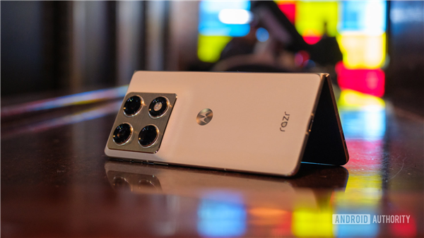 moto首款大折叠屏来了！moto Razr Fold亮相CES