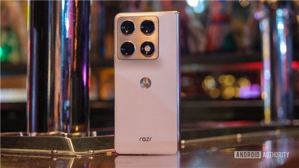 moto首款大折叠屏来了！moto Razr Fold亮相CES