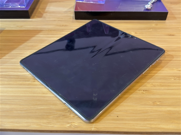 moto首款大折叠屏来了！moto Razr Fold亮相CES