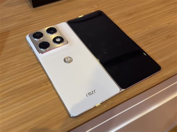 moto首款大折叠屏来了！moto Razr Fold亮相CES
