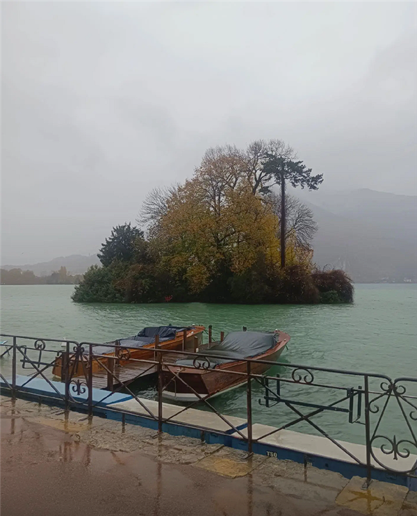 大爷拍的“素颜巴黎”火了！网友：法国旅游迎来最严厉的父亲