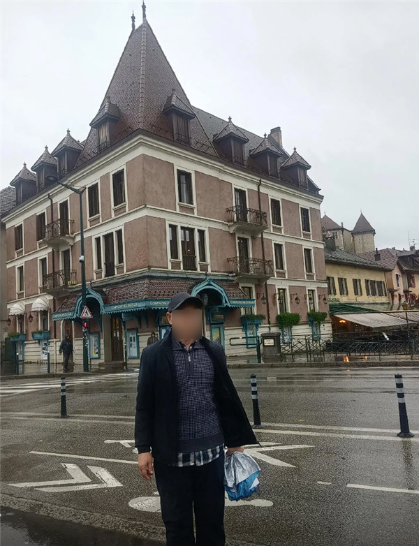 大爷拍的“素颜巴黎”火了！网友：法国旅游迎来最严厉的父亲