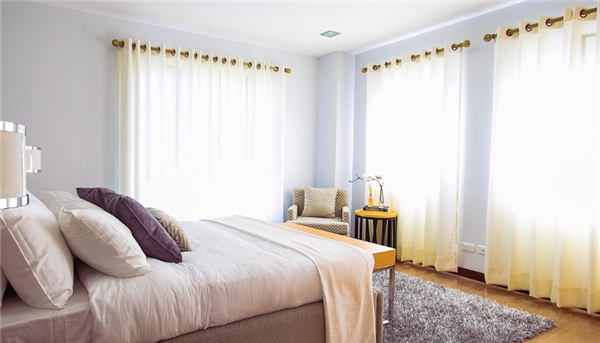 医生不建议直接穿外裤坐卧在床上：容易引发皮肤瘙痒过敏